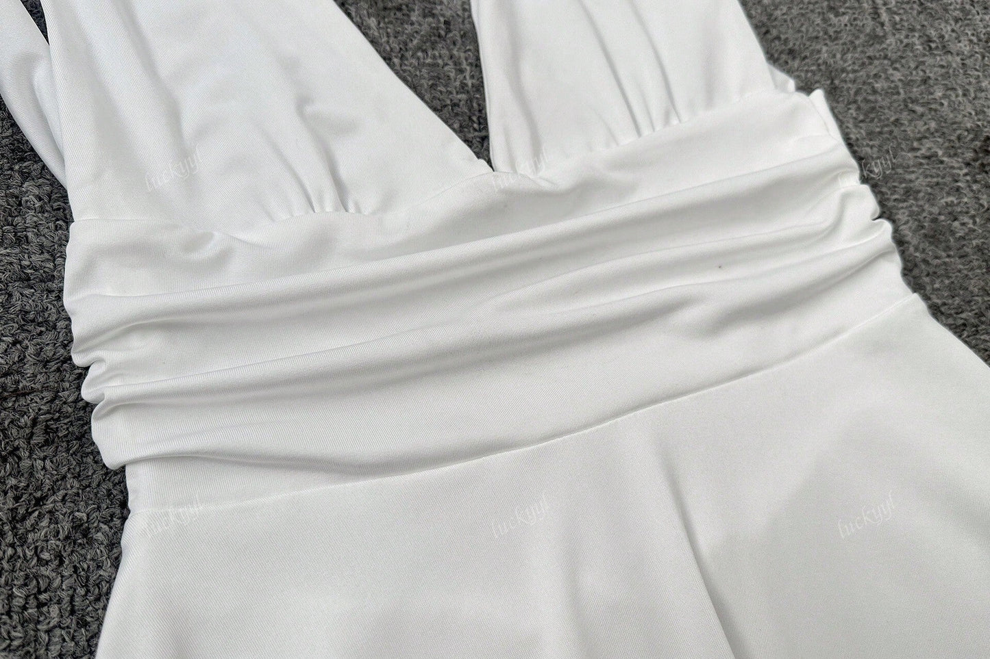 Robe Courte Évasée avec Col Haut et Décolleté Profond