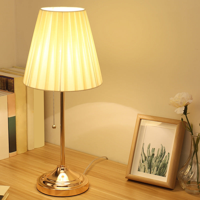 Lampe de Table Élégante avec Abat-Jour en Dentelle et Base en Métal - PanierRoyale