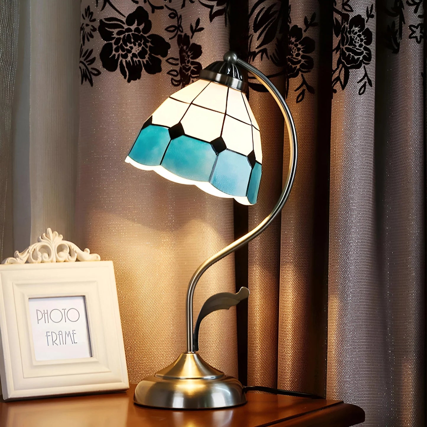 AuroraBloom™ – Lampe de Table Élégante Abat-jour en Verre Floral