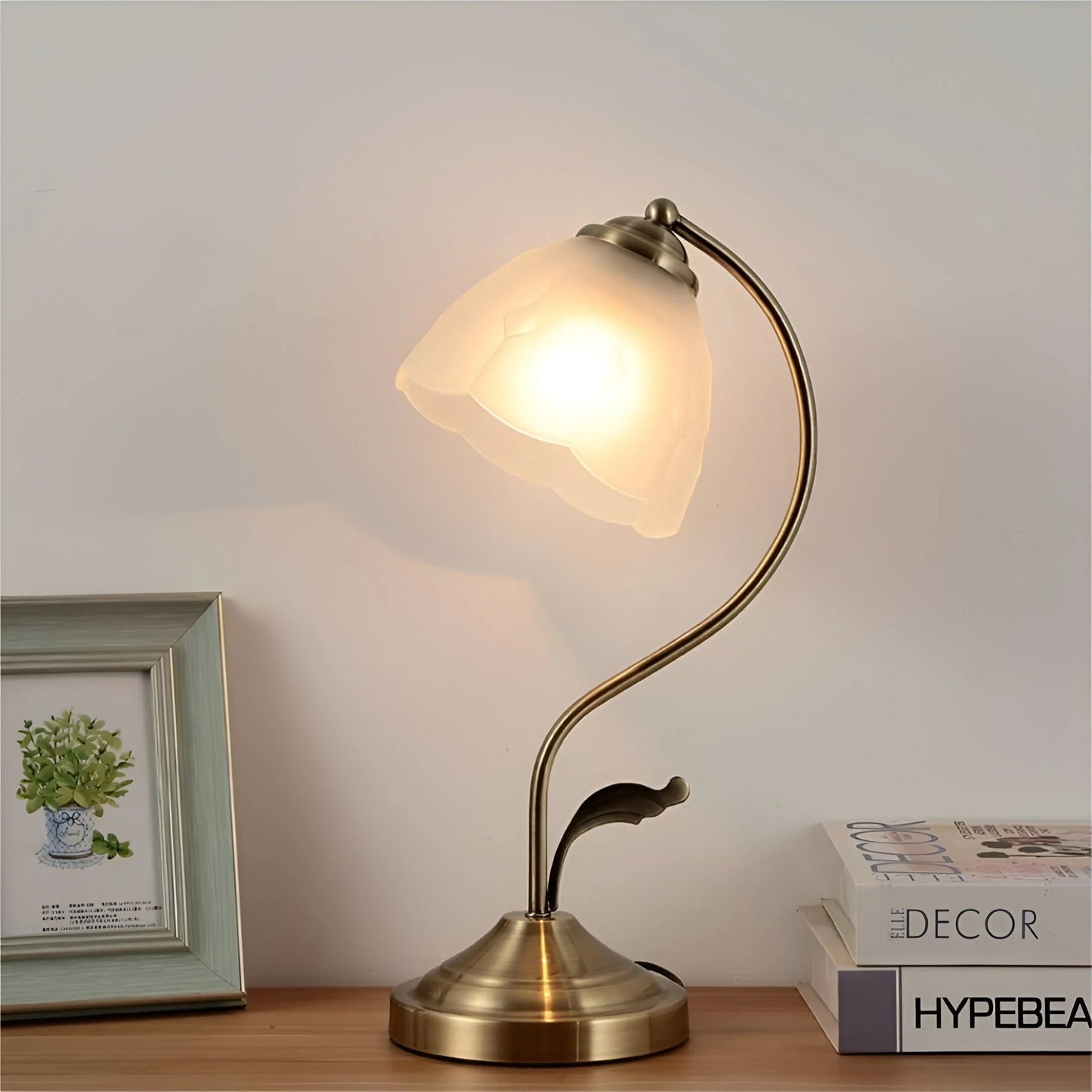 AuroraBloom™ – Lampe de Table Élégante Abat-jour en Verre Floral