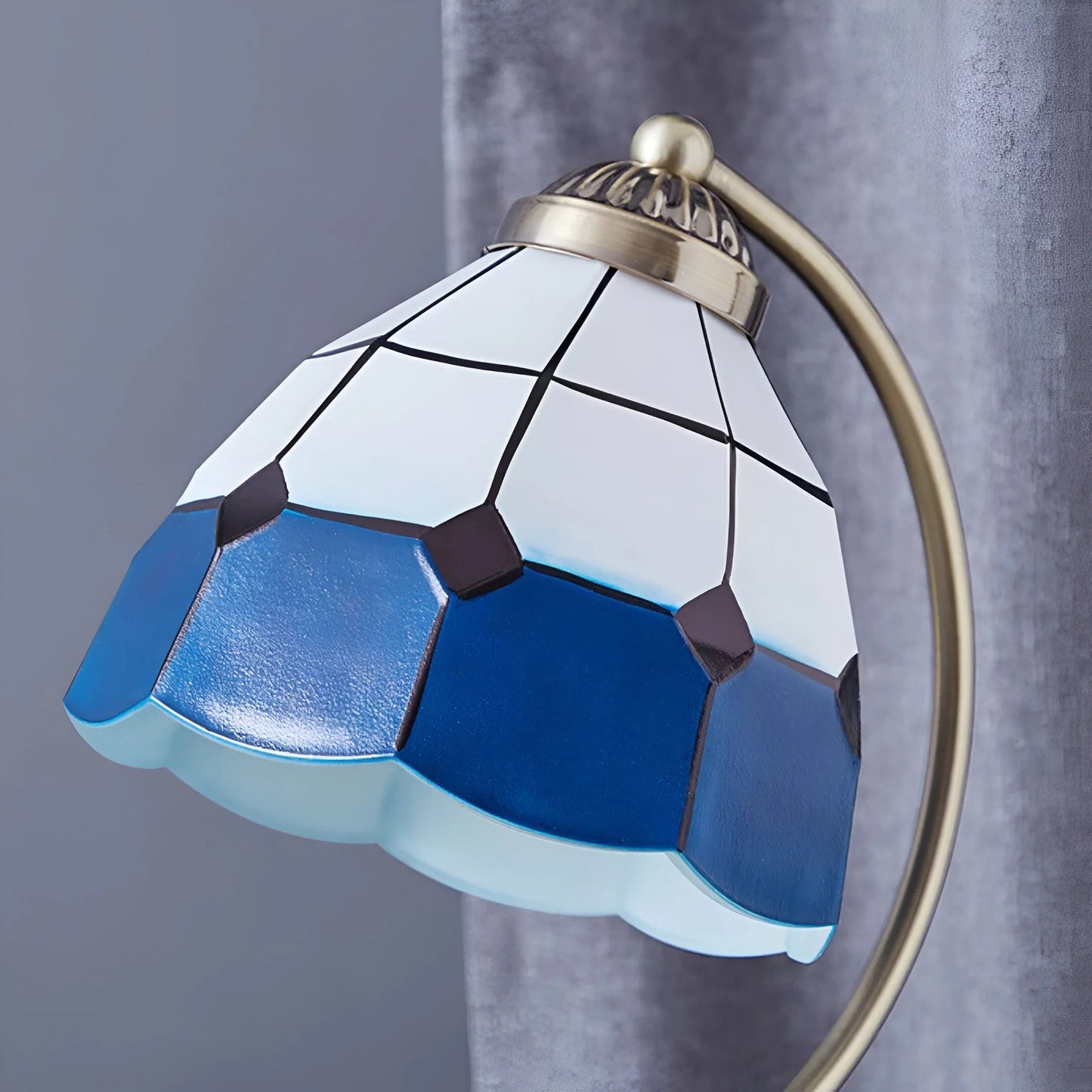AuroraBloom™ – Lampe de Table Élégante Abat-jour en Verre Floral