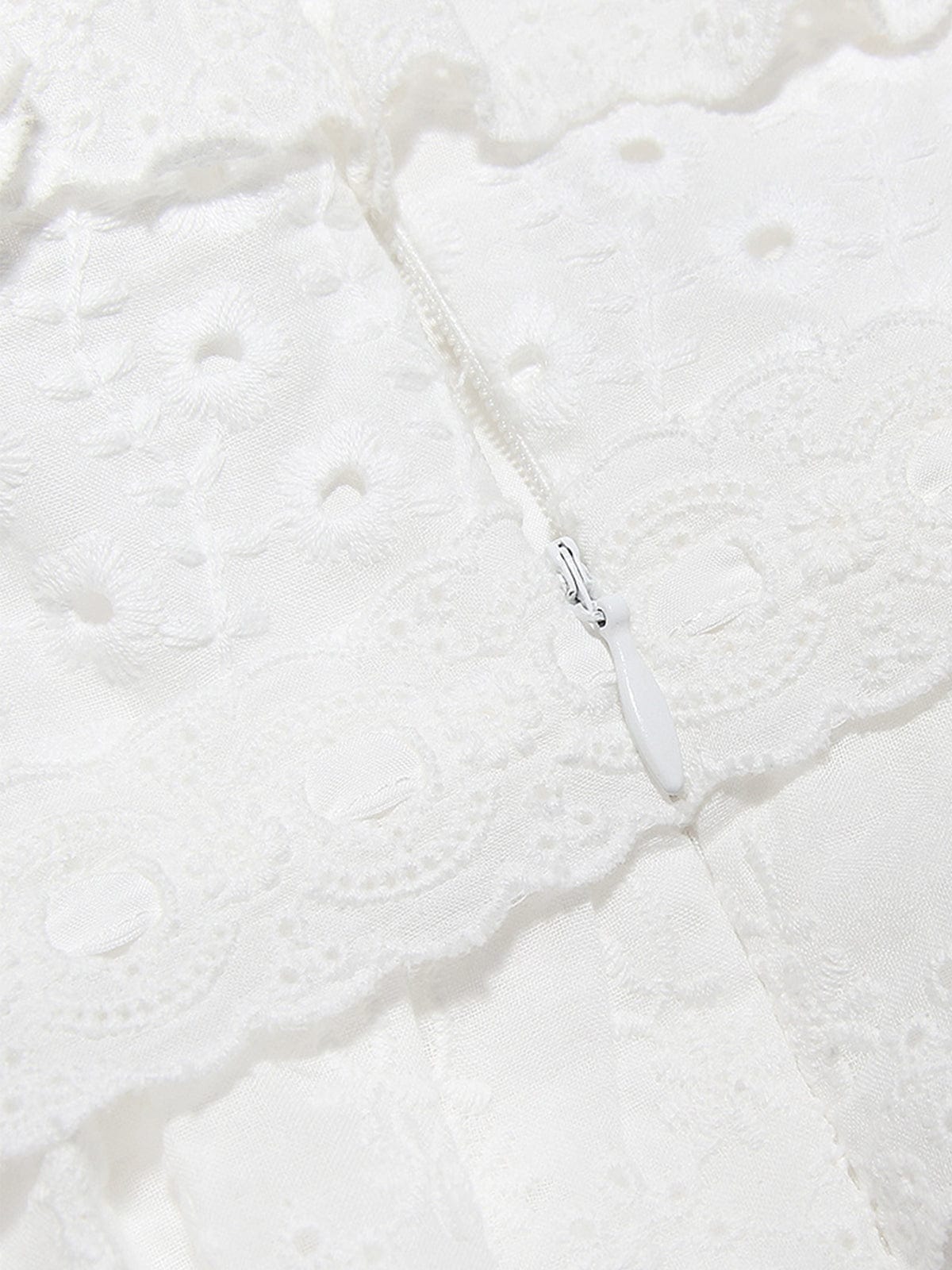 Robe en dentelle Blanche Élégante avec Volants