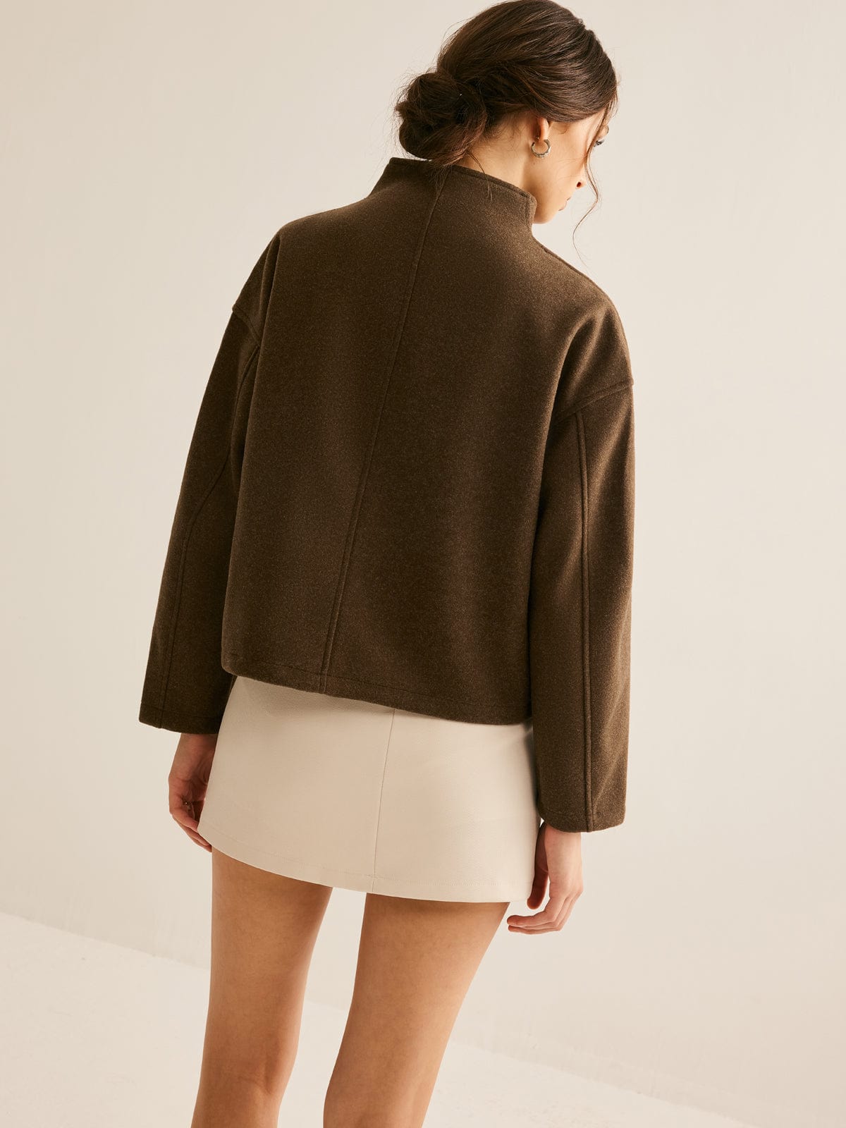 Veste Brun Courte Col Montant Élégante et Minimaliste