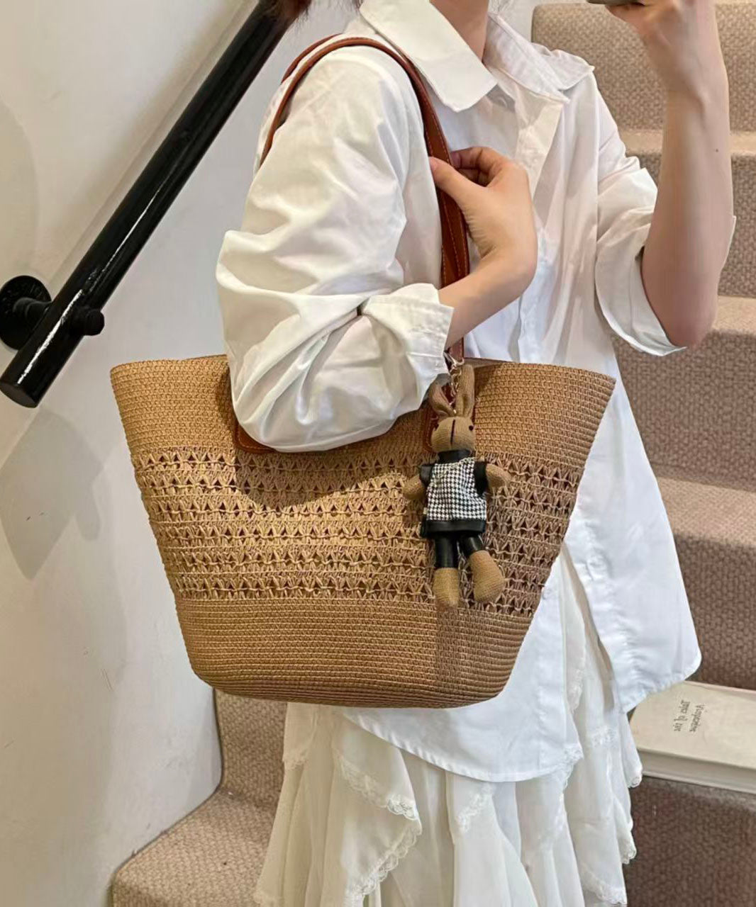 Sacs à bandoulière en paille tressée brun naturel avec ours décoratif - EasyApparels