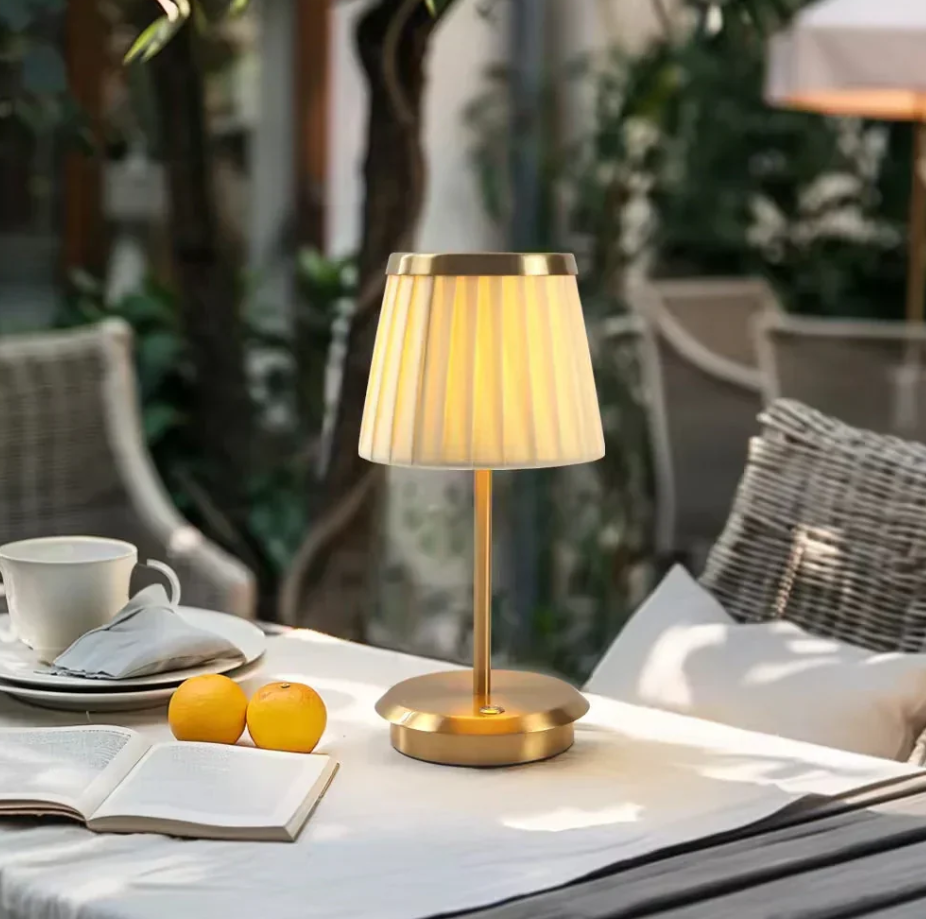 ÉléganceClassique™ – Applique Murale Dimmable en Métal et Tissu