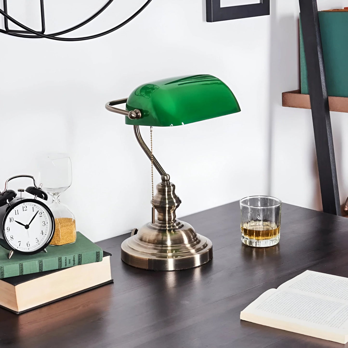 EmeraldGlow™ – Lampe de Table Vintage Éclairage Doux en Verre et Laiton