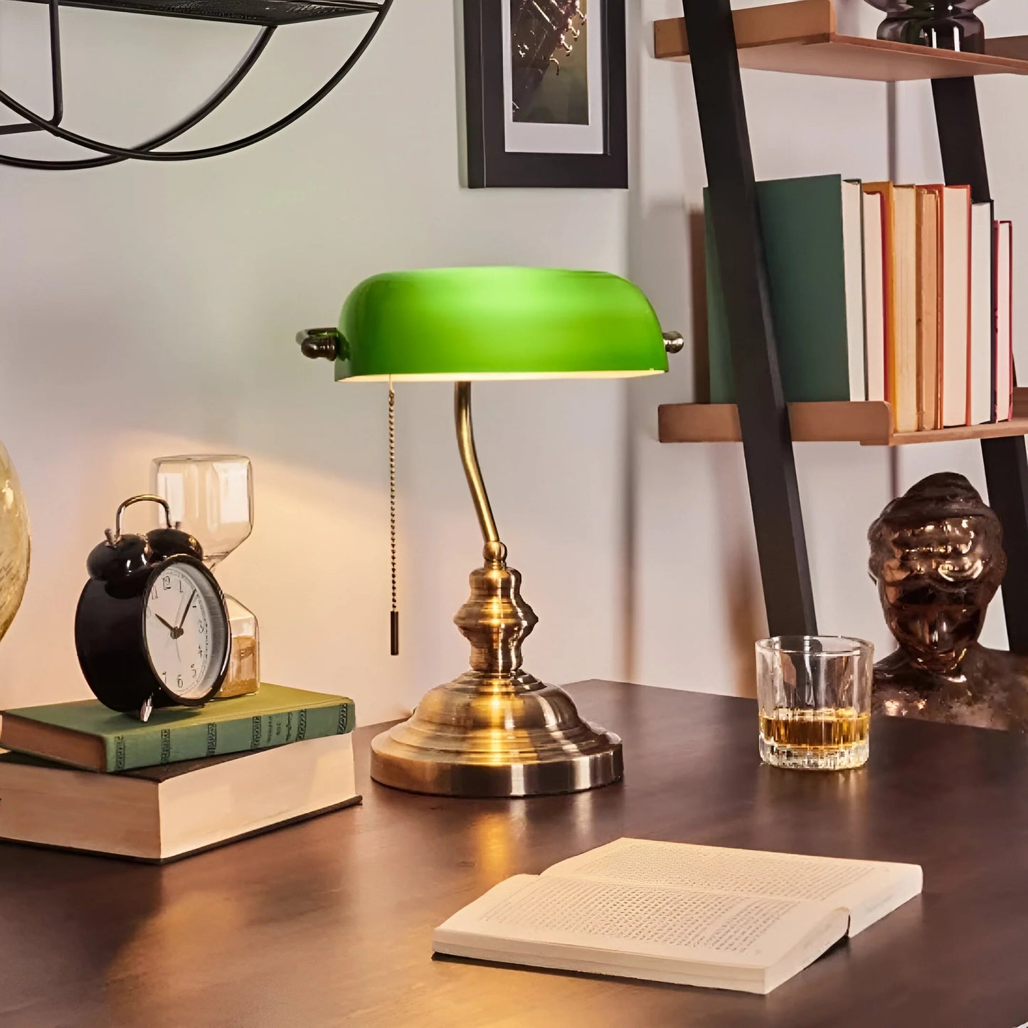 EmeraldGlow™ – Lampe de Table Vintage Éclairage Doux en Verre et Laiton