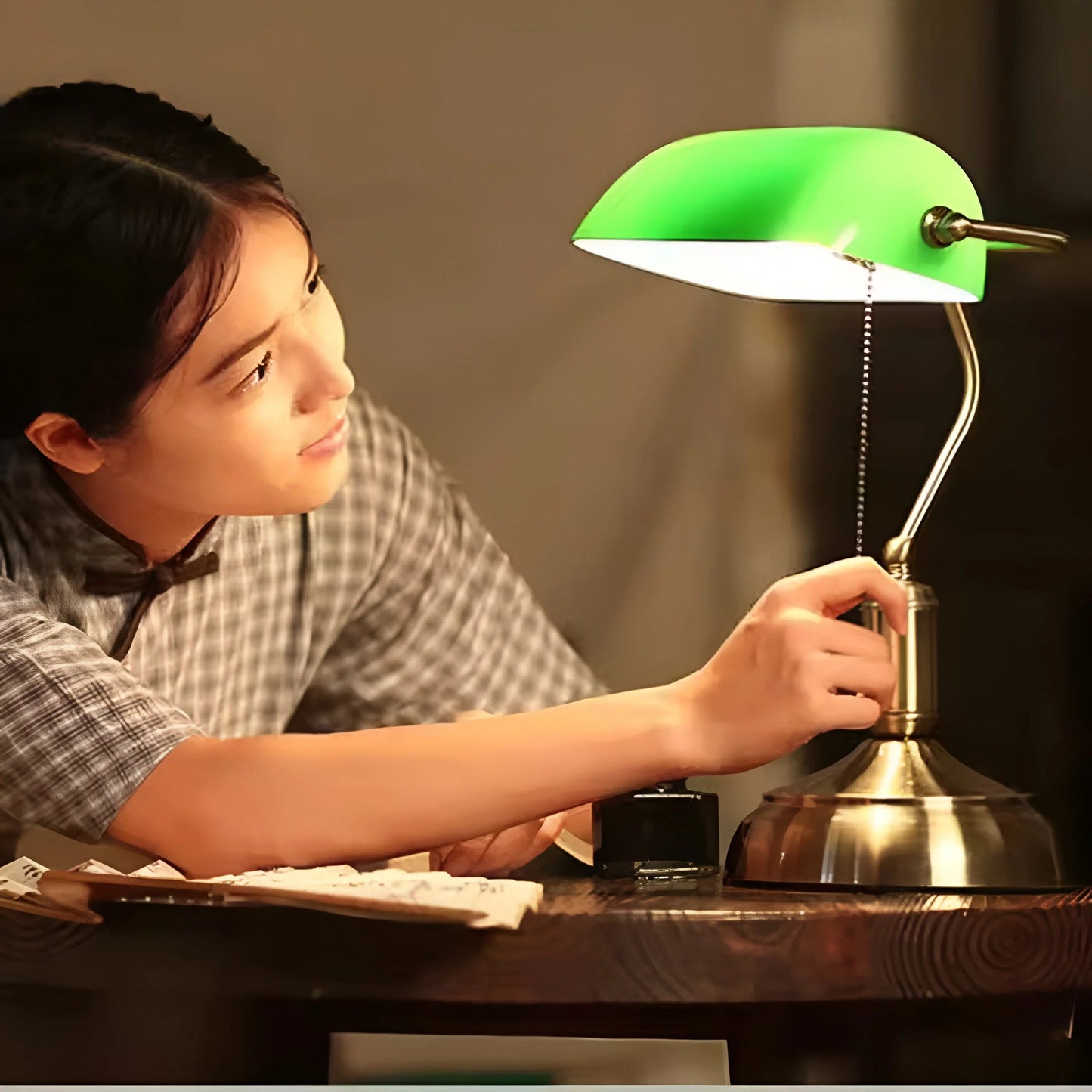 EmeraldGlow™ – Lampe de Table Vintage Éclairage Doux en Verre et Laiton