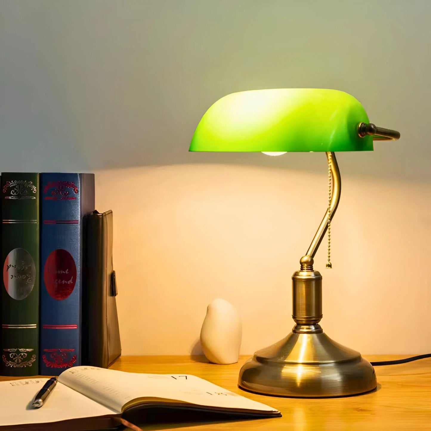 EmeraldGlow™ – Lampe de Table Vintage Éclairage Doux en Verre et Laiton
