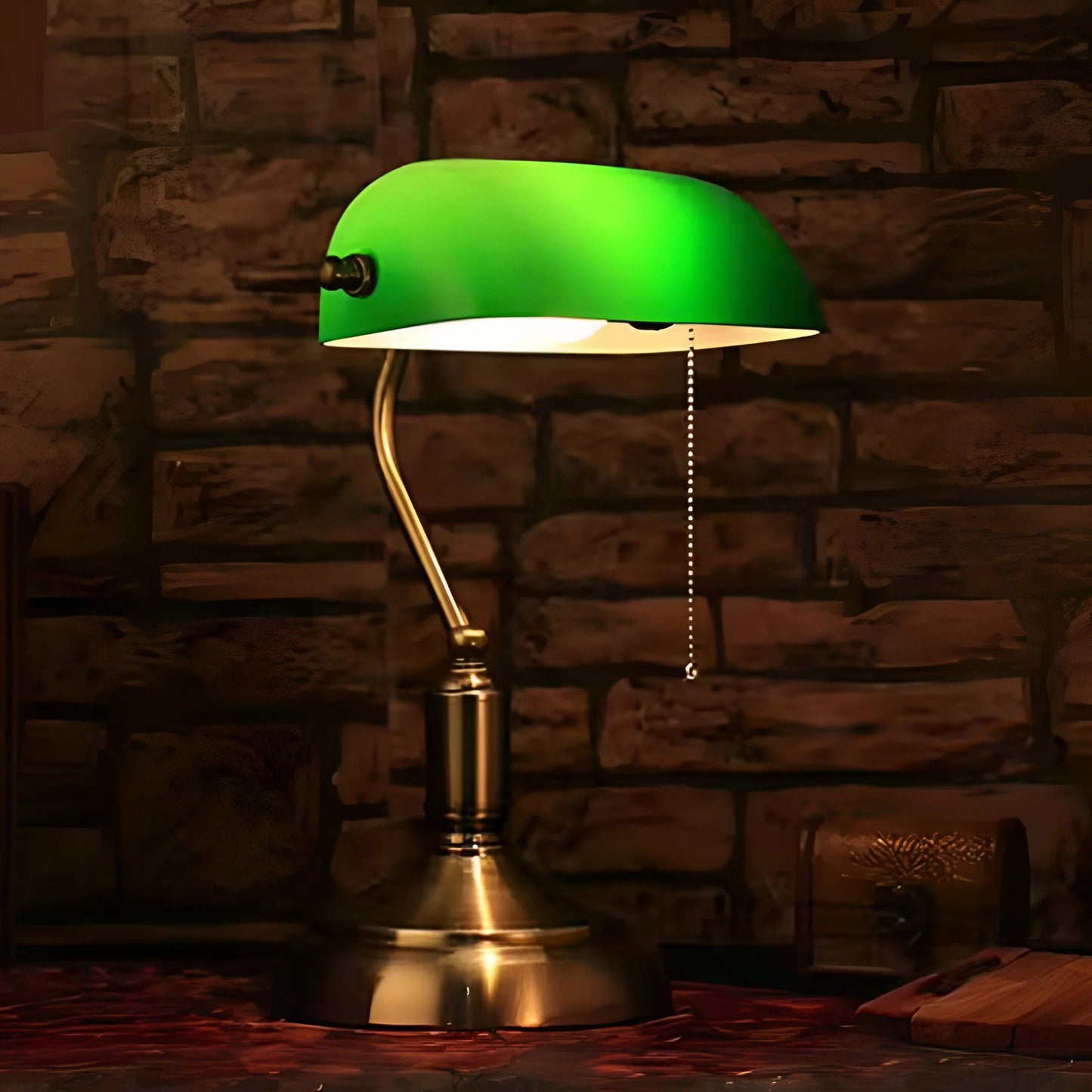 EmeraldGlow™ – Lampe de Table Vintage Éclairage Doux en Verre et Laiton