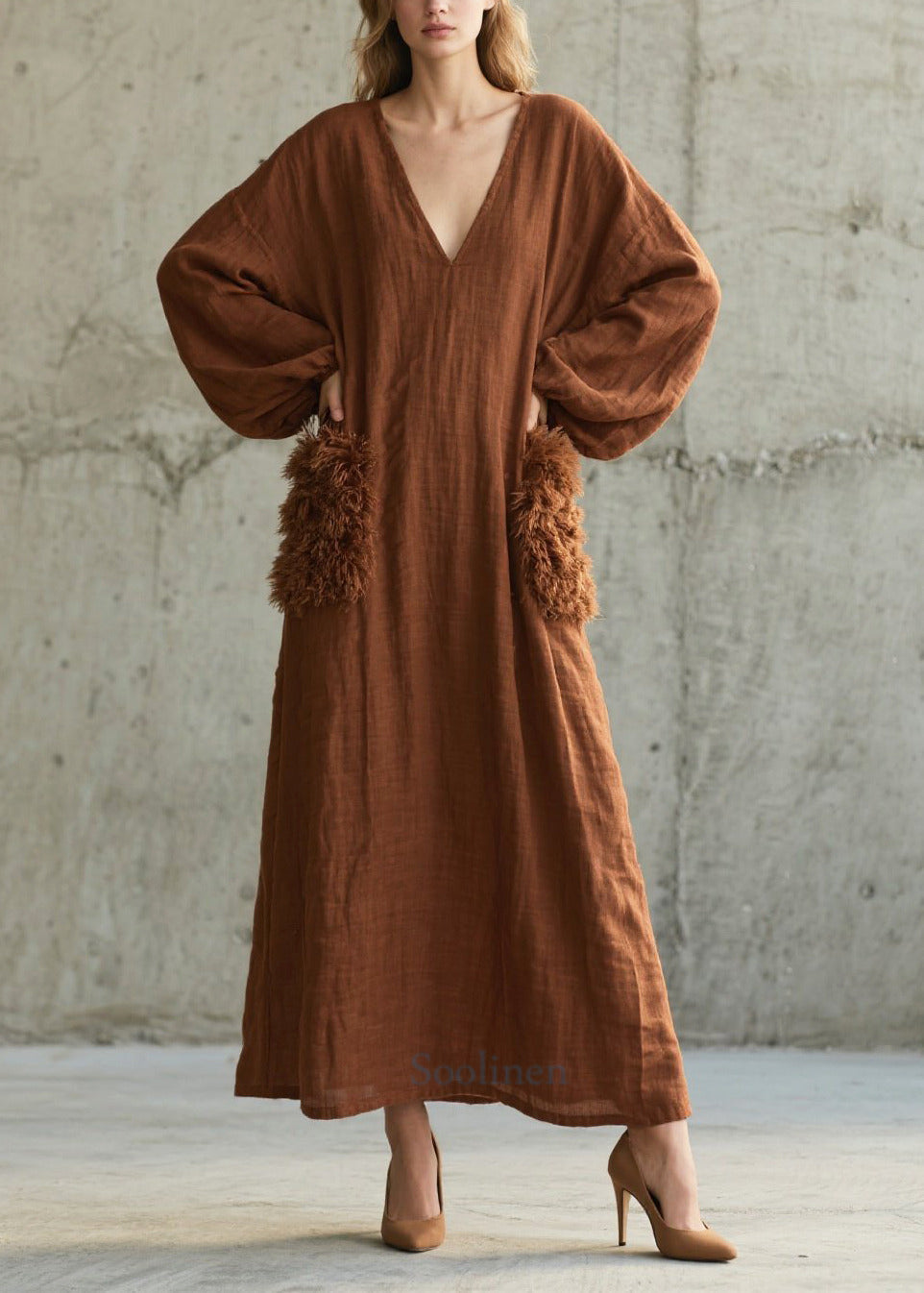 Douce robe d'hiver en faux cuir marron à col en V - EasyApparels