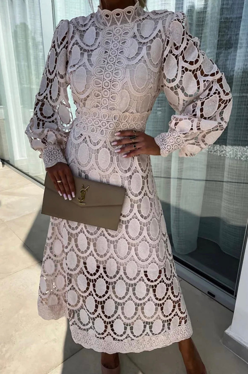 Robe Dentelle Élégante avec Col Montant et Détails Transparent
