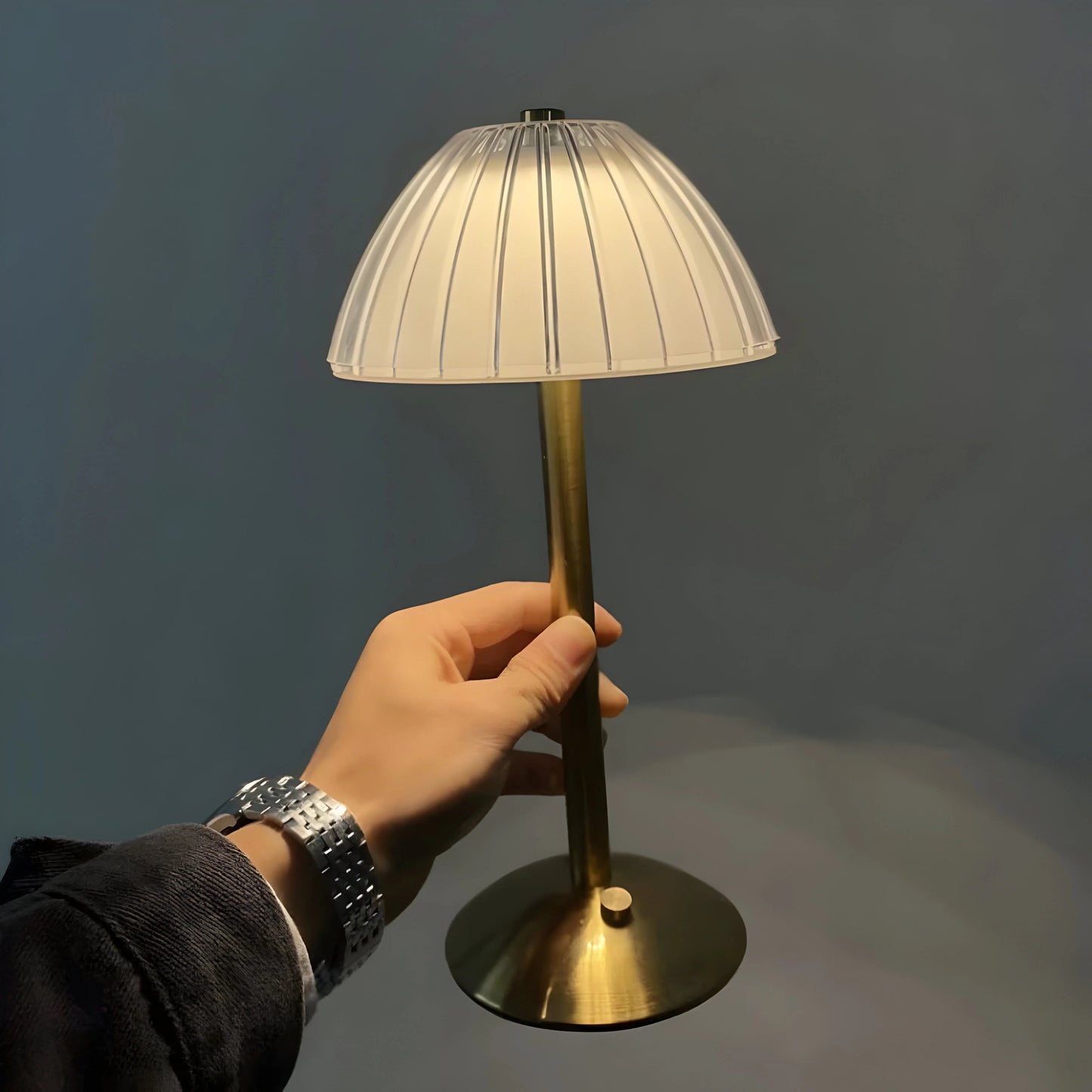 LioraGlow™ – Lampe de Table Sans Fil Rechargeable Design Élégant