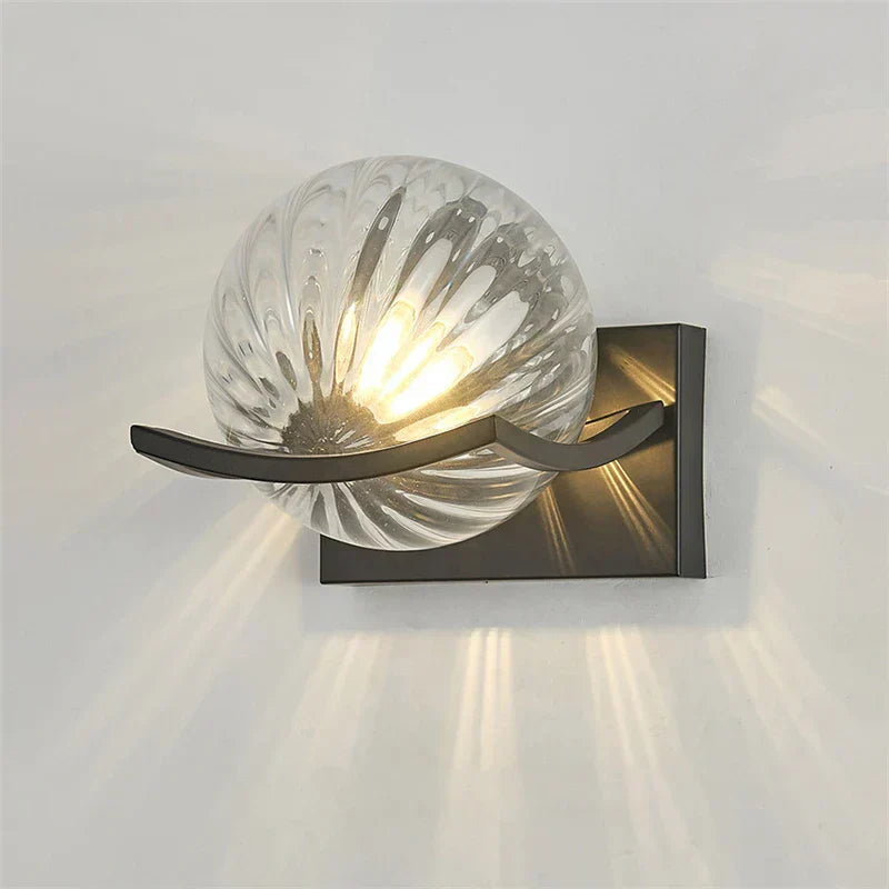 LumièreModerne™ – Applique Murale Design en Verre Énergétiquement Efficace