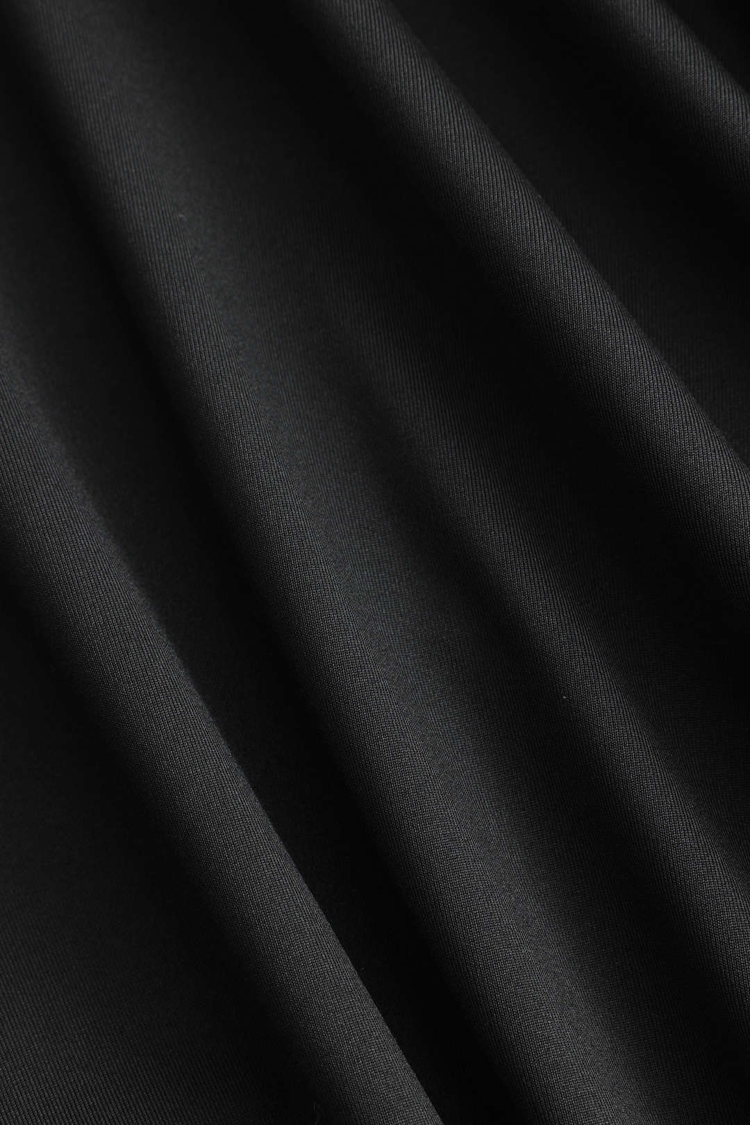 Robe Noire Courte Élégante avec Manches Longues et Fleur