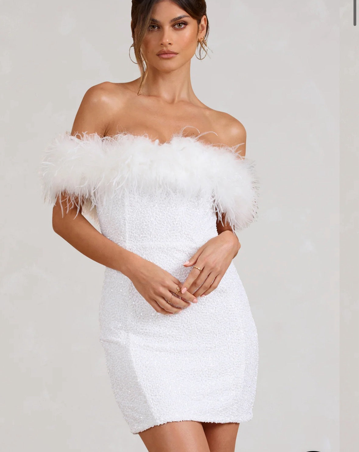 Robe Courte Pailletée Épaules Découvertes