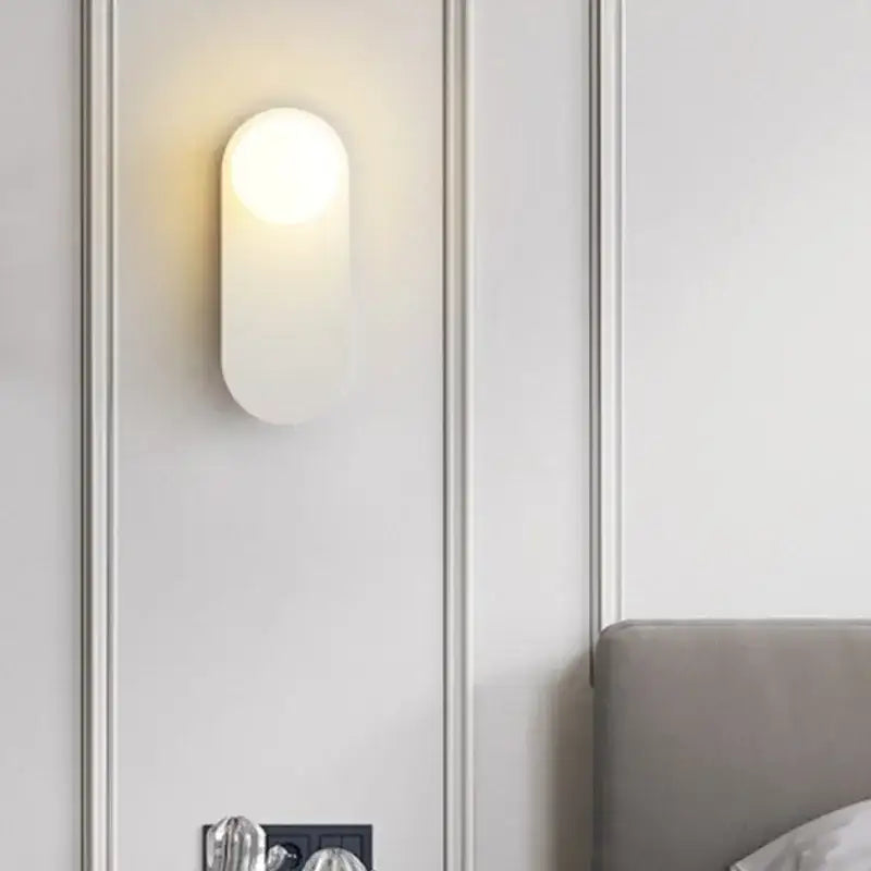 Rangora™ – Applique Murale LED Orange & Noire Moderne avec Globe en Verre