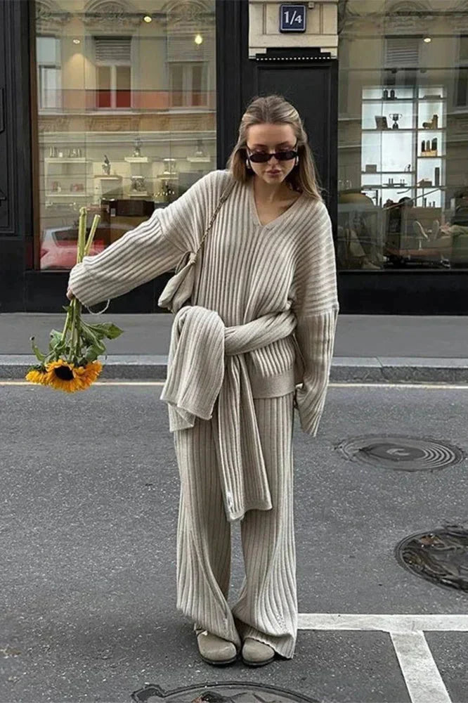Tenue Hiver Chic : Pull Col Montant et Pantalon Femme Élégant