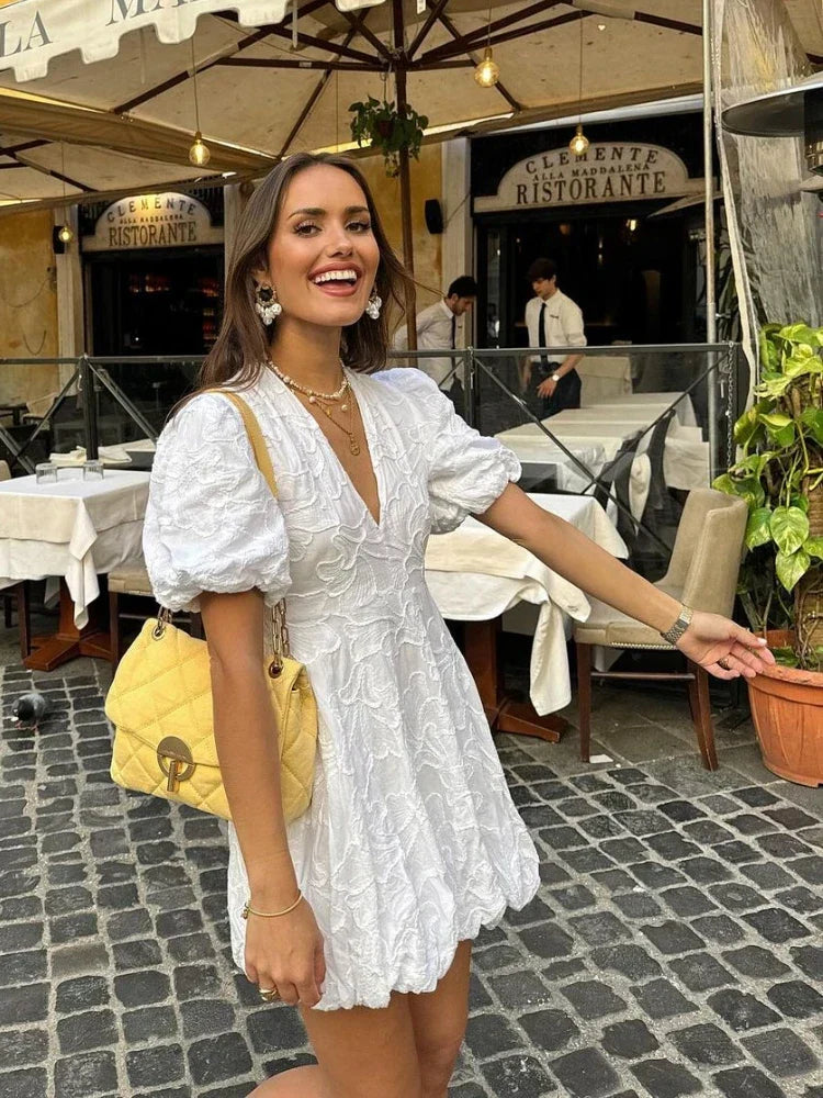 Robe Femme Blanche Élégante avec Dentelle et Volants Féminins - PanierRoyale