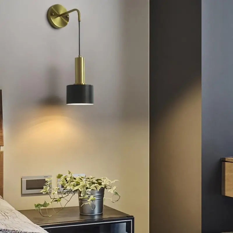 Suspira™ – Applique Murale Suspendue Noire & Dorée Moderne avec Lumière Chaude