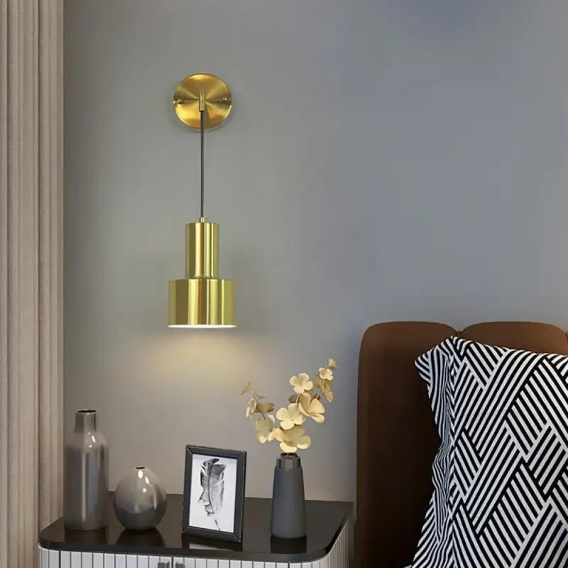 Suspira™ – Applique Murale Suspendue Noire & Dorée Moderne avec Lumière Chaude