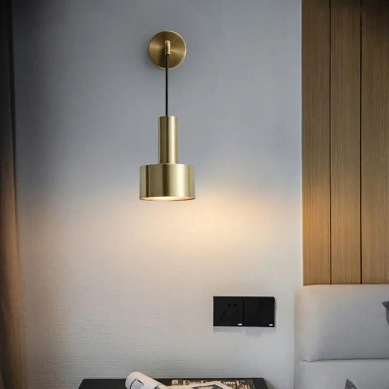 Suspira™ – Applique Murale Suspendue Noire & Dorée Moderne avec Lumière Chaude