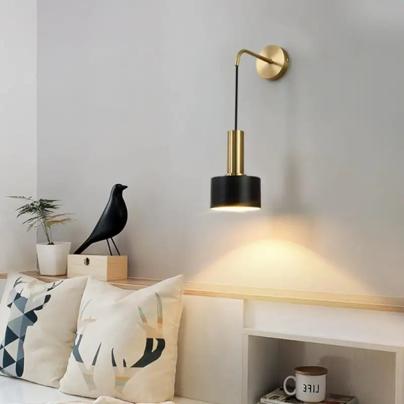 Suspira™ – Applique Murale Suspendue Noire & Dorée Moderne avec Lumière Chaude
