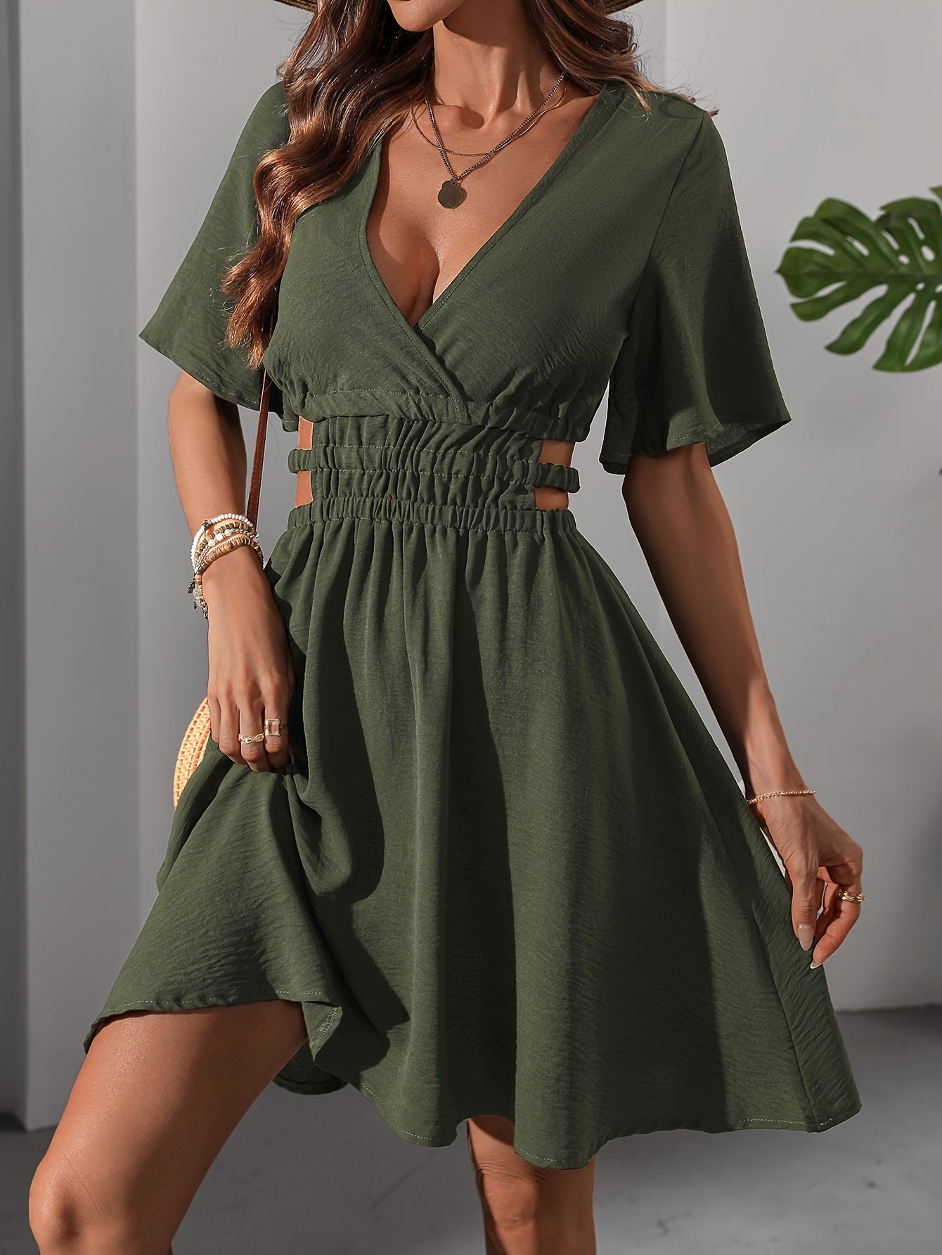 VivaElan™ – Robe Courte Fluide Chic à Décolleté Plongeant & Manches Évasées