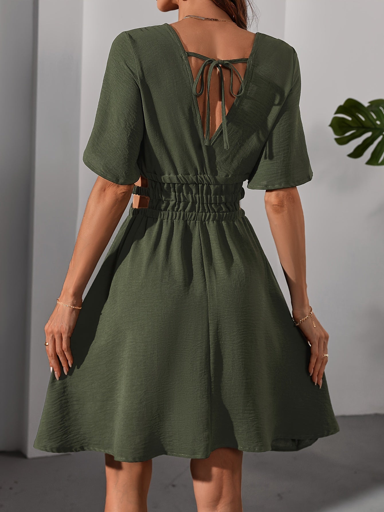 VivaElan™ – Robe Courte Fluide Chic à Décolleté Plongeant & Manches Évasées