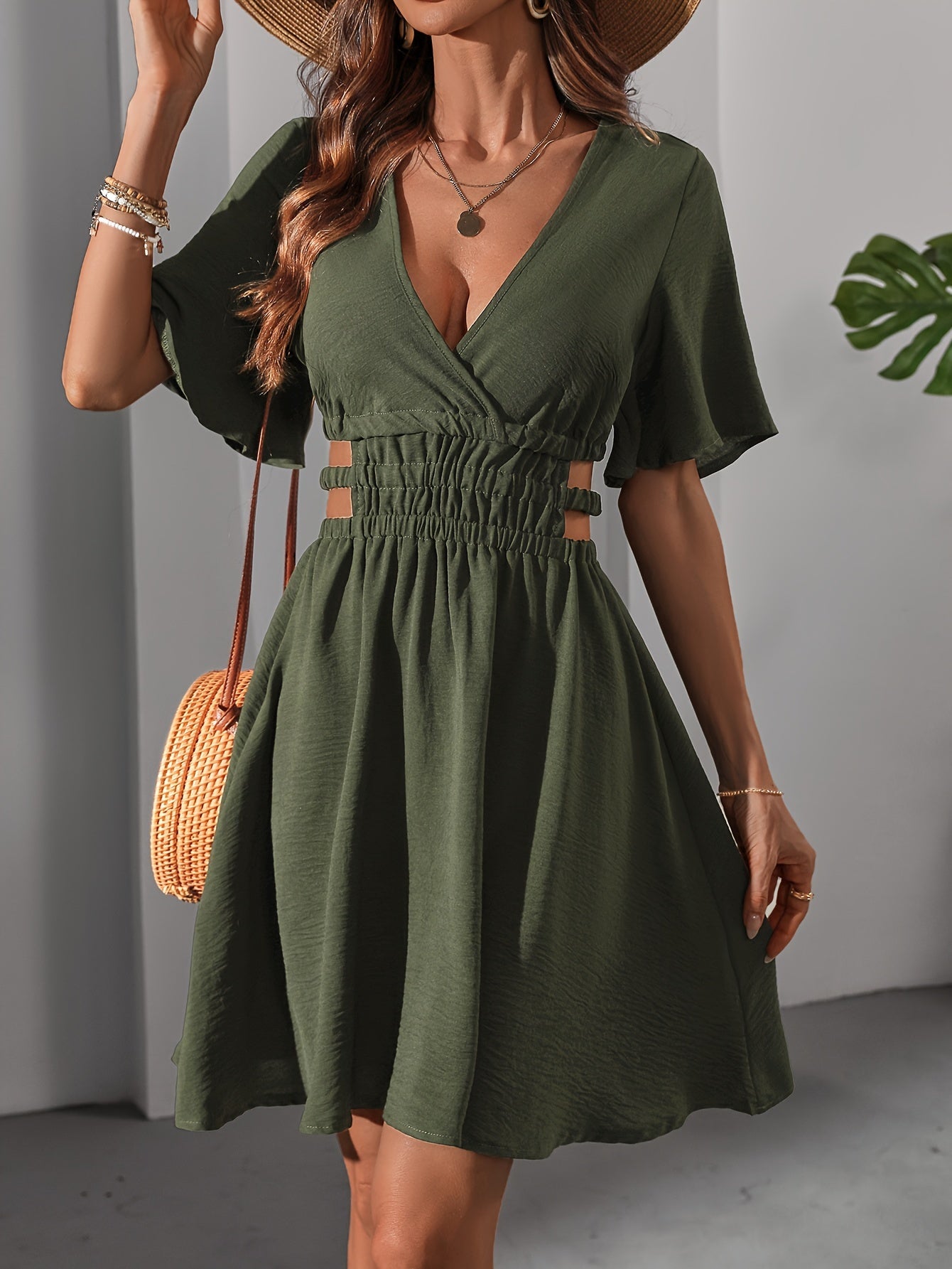VivaElan™ – Robe Courte Fluide Chic à Décolleté Plongeant & Manches Évasées