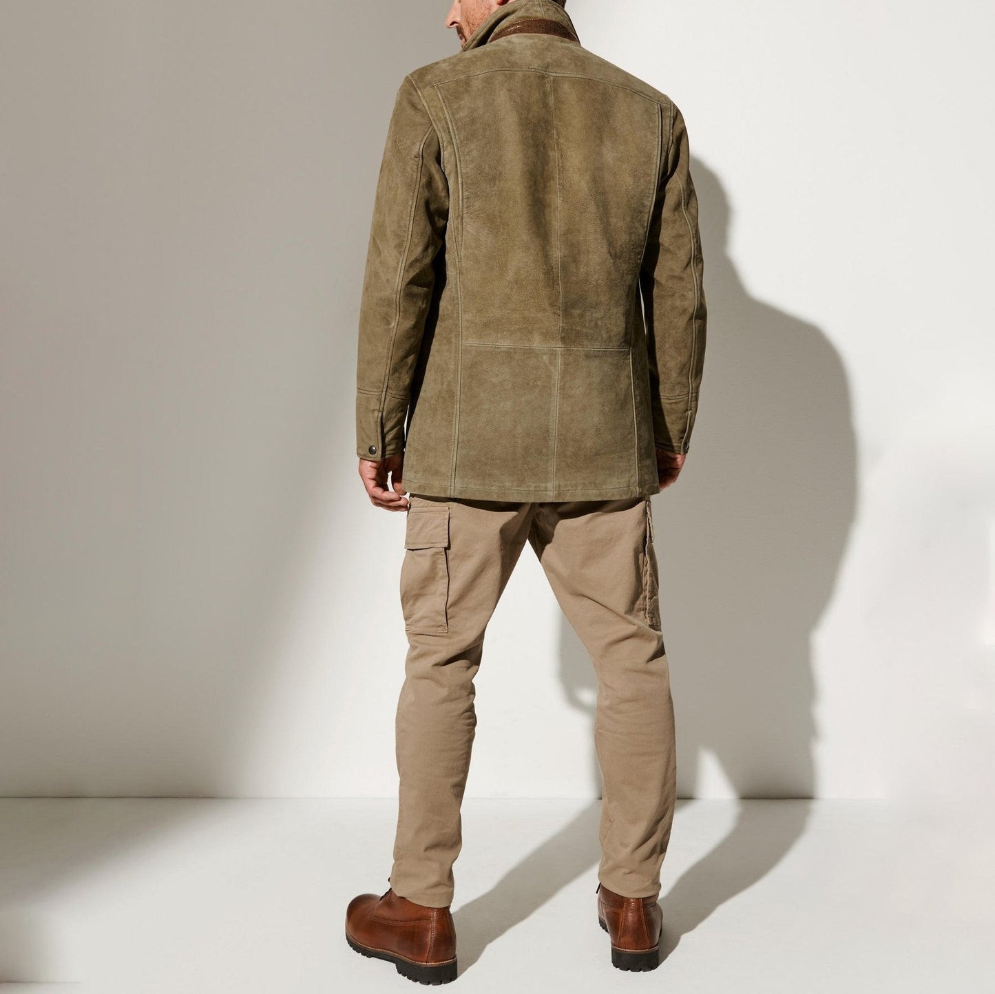 VogeLuxe | Manteau élégant trois boutons en daim pour homme 2