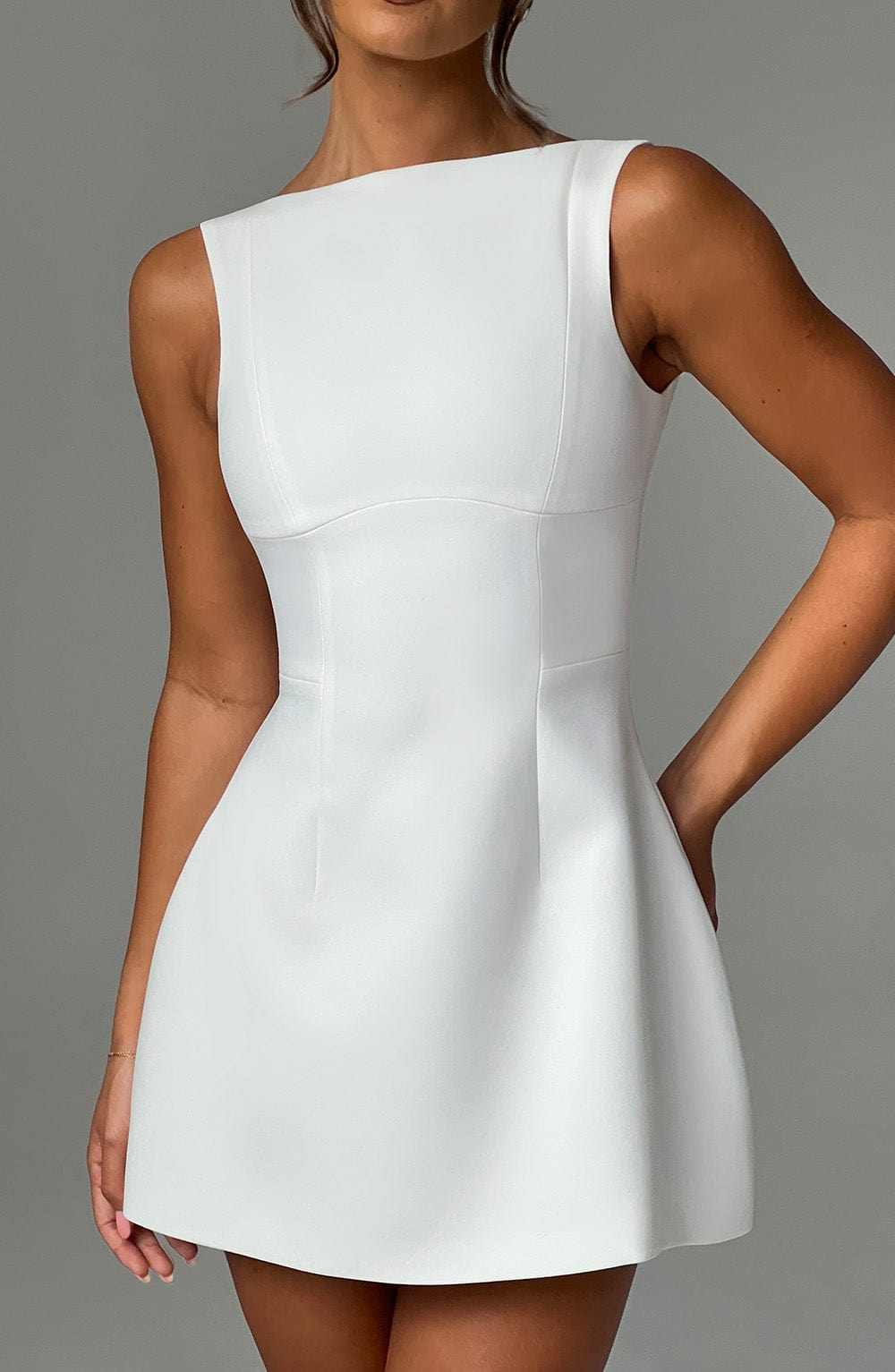 Robe Blanche Courte Élégante avec Dos Décolleté
