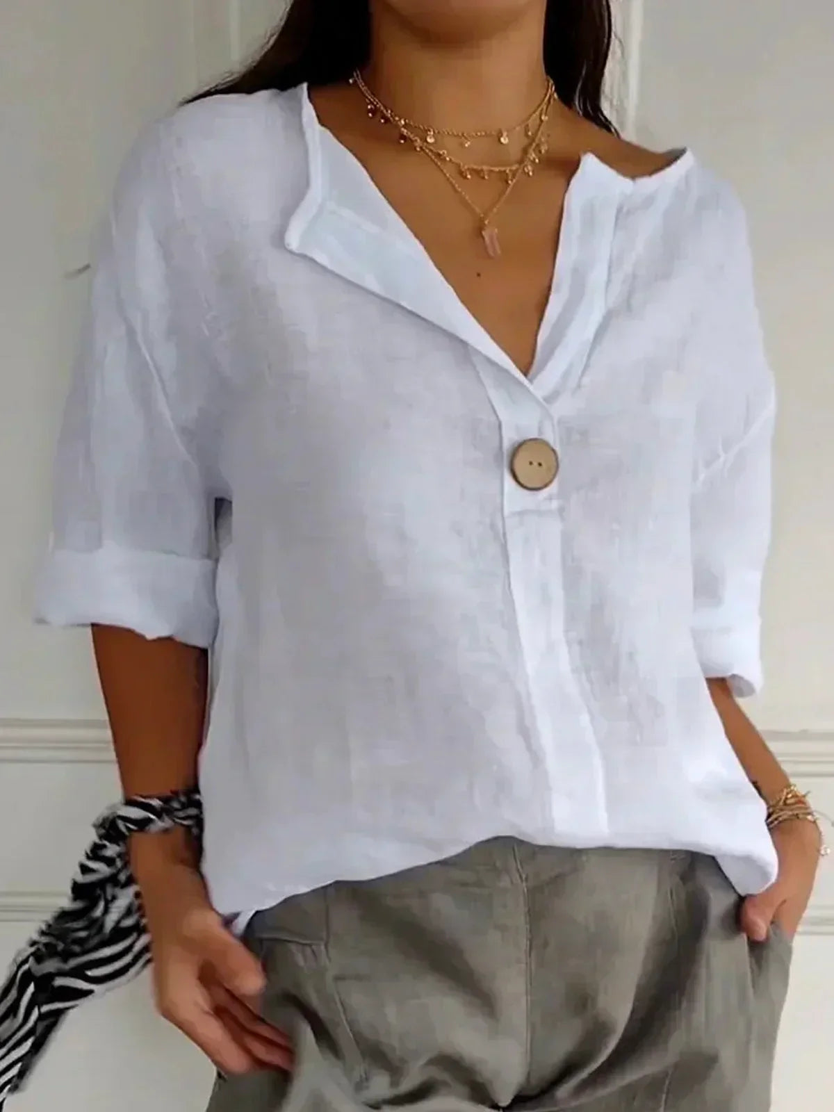 Variant image for Elara™ – Blouse Femme en Lin Léger avec Col V Élégant et Bouton en Bois-6