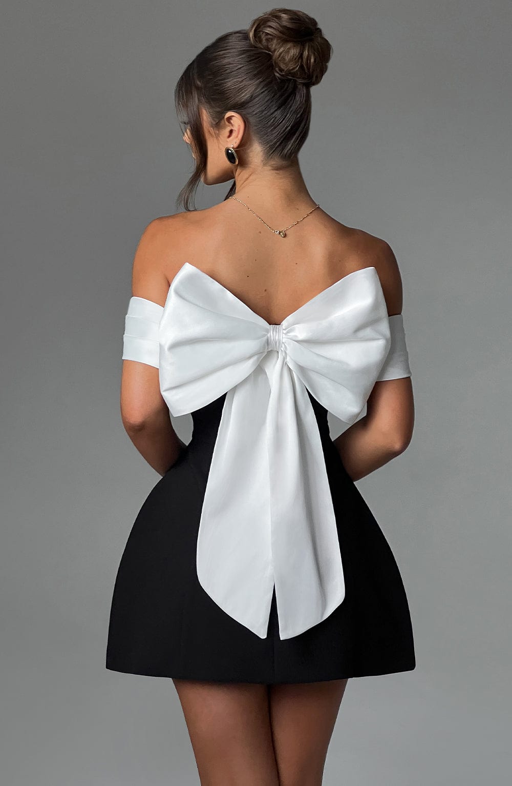 Robe Courte Épaules Dévoilées avec Haut Contraste