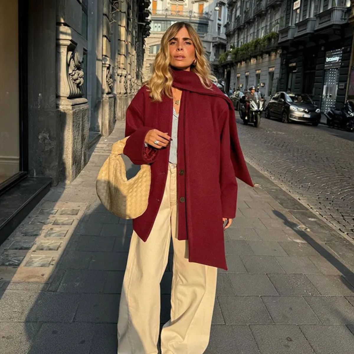 Manteau Court Bordeaux Élégant avec Détail Écharpe