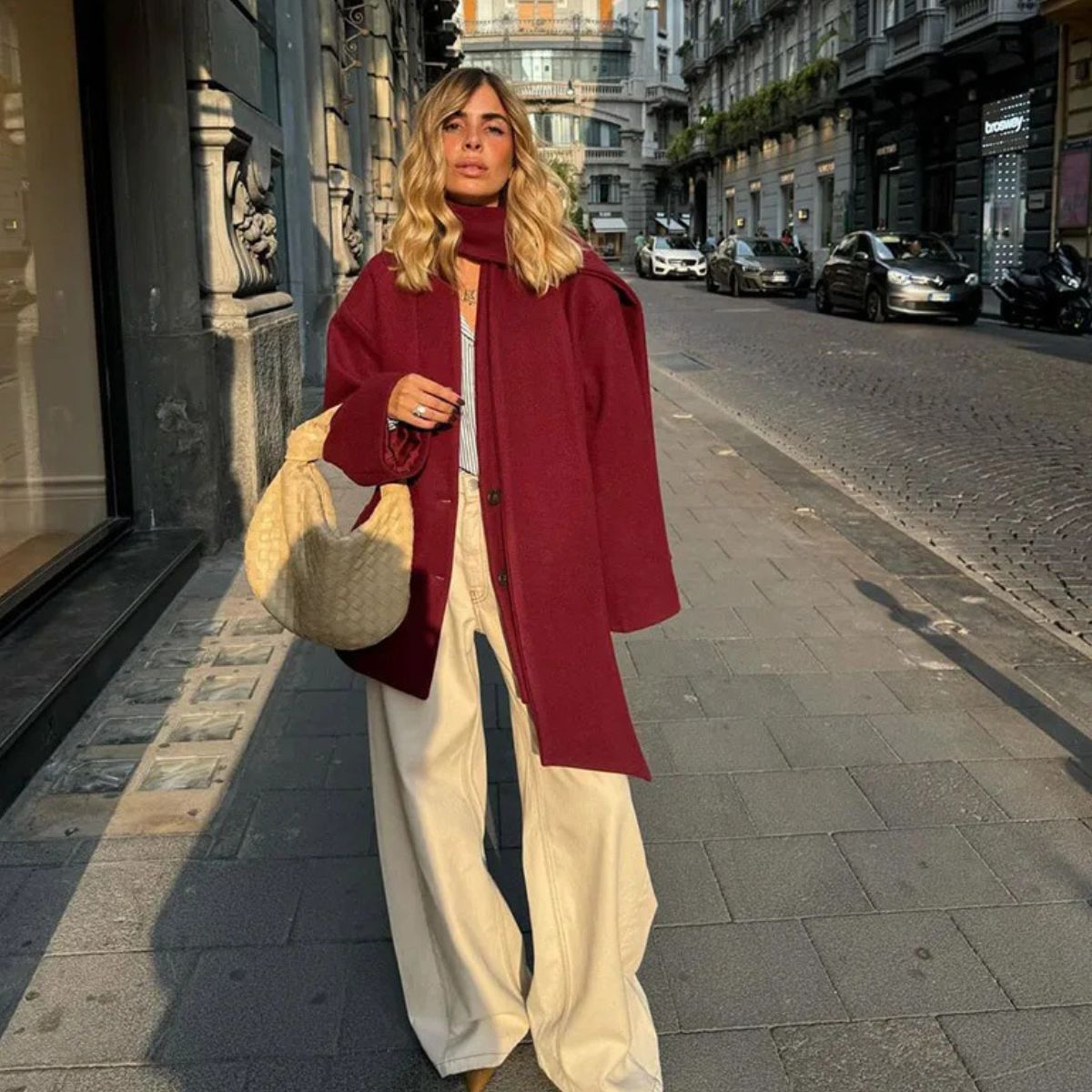 Manteau Court Bordeaux Élégant avec Détail Écharpe