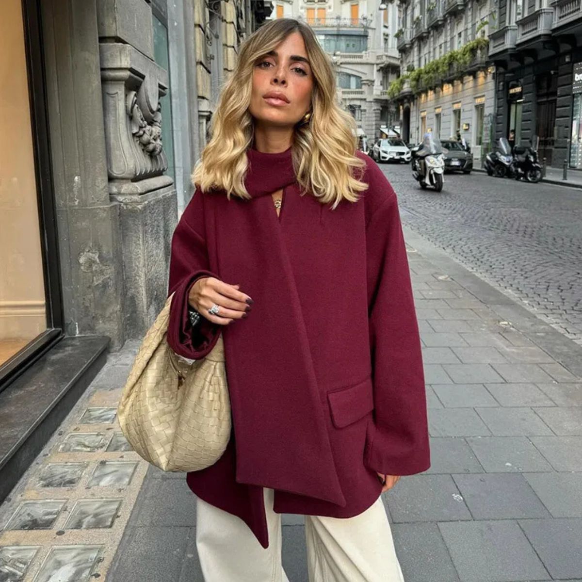 Manteau Court Bordeaux Élégant avec Détail Écharpe