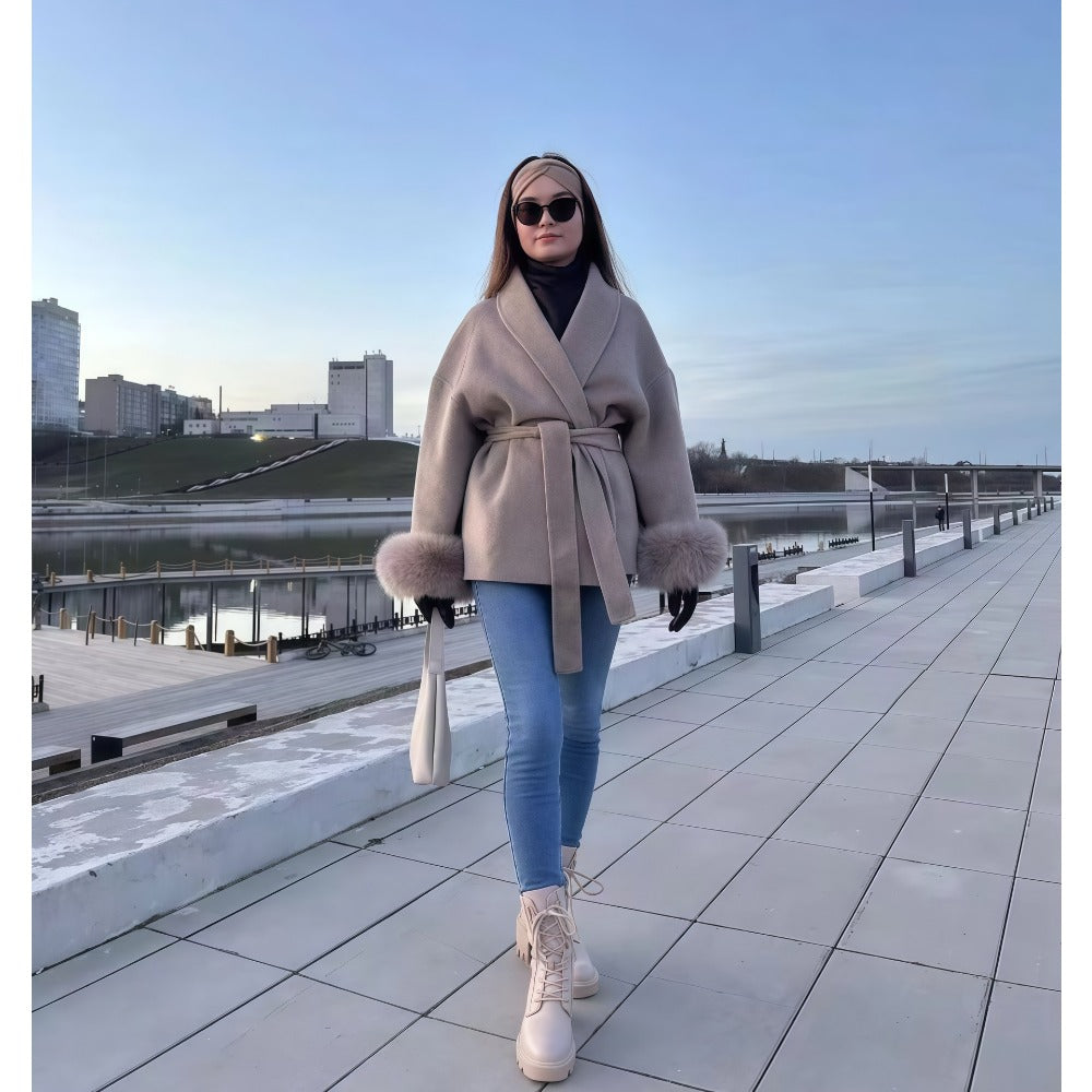 Manteau Femme Élégant à Ceinture et Manches Fourrées