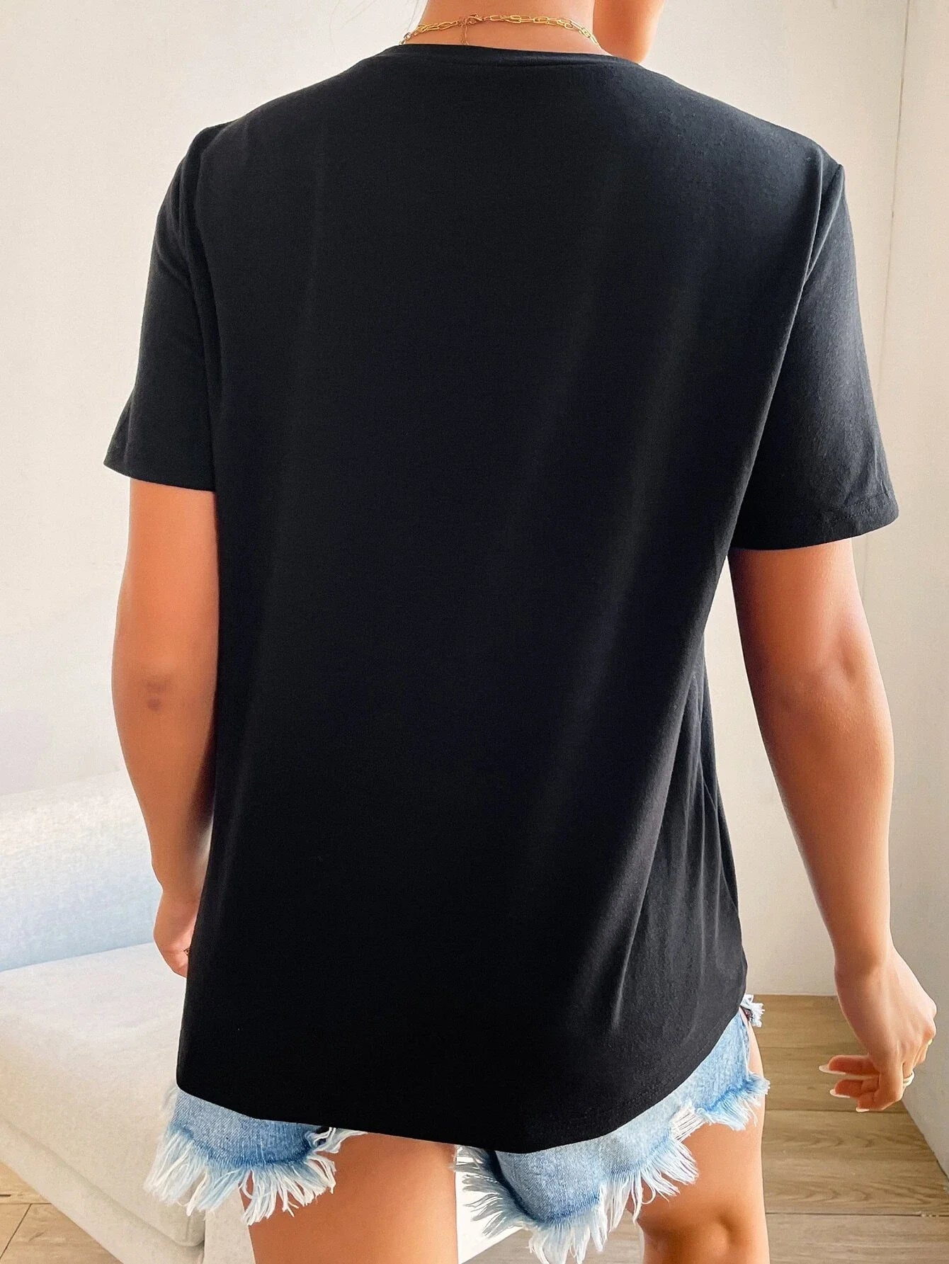 T-Shirt Femme Minimaliste à Détail Cœur