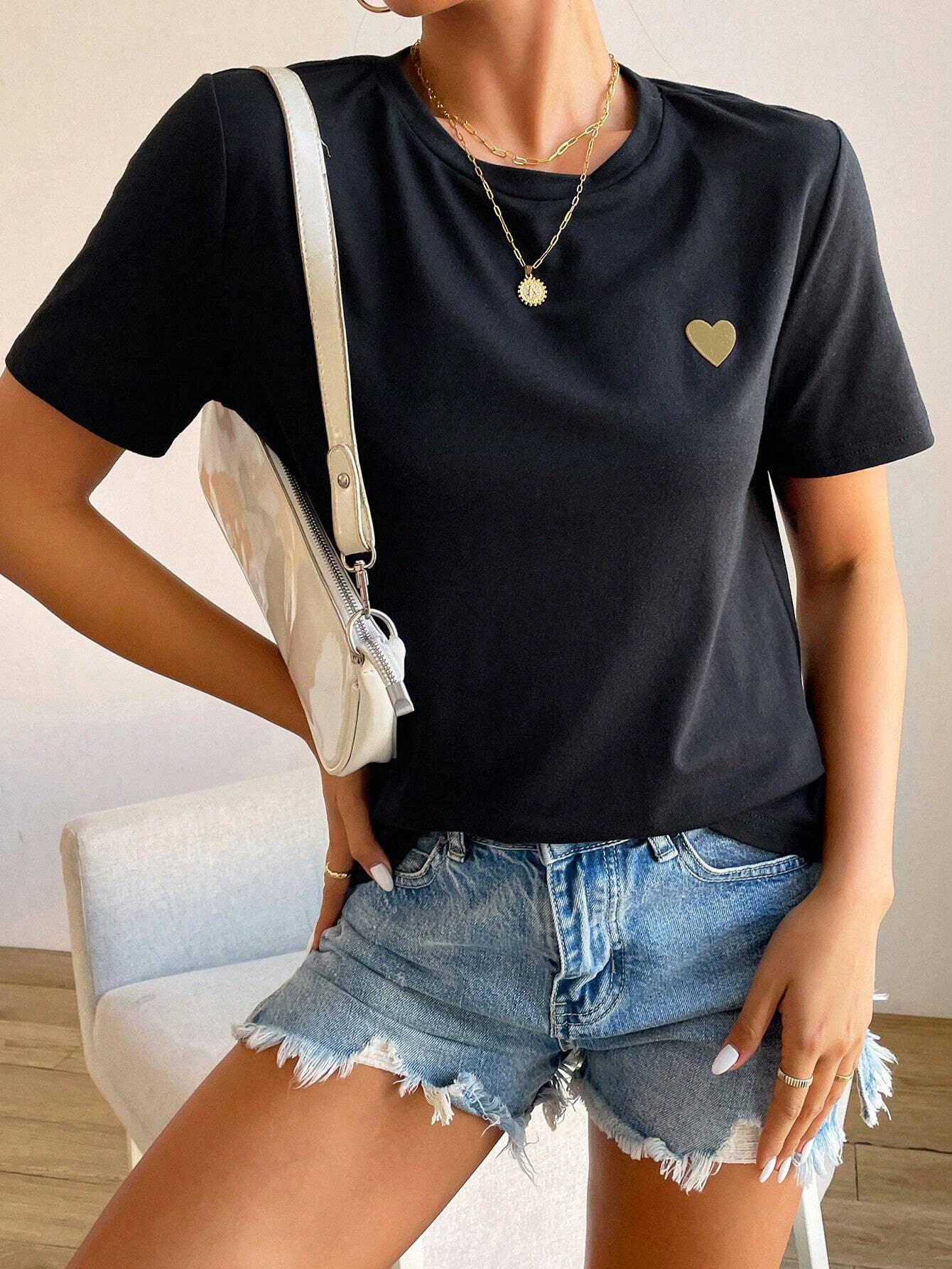T-Shirt Femme Minimaliste à Détail Cœur