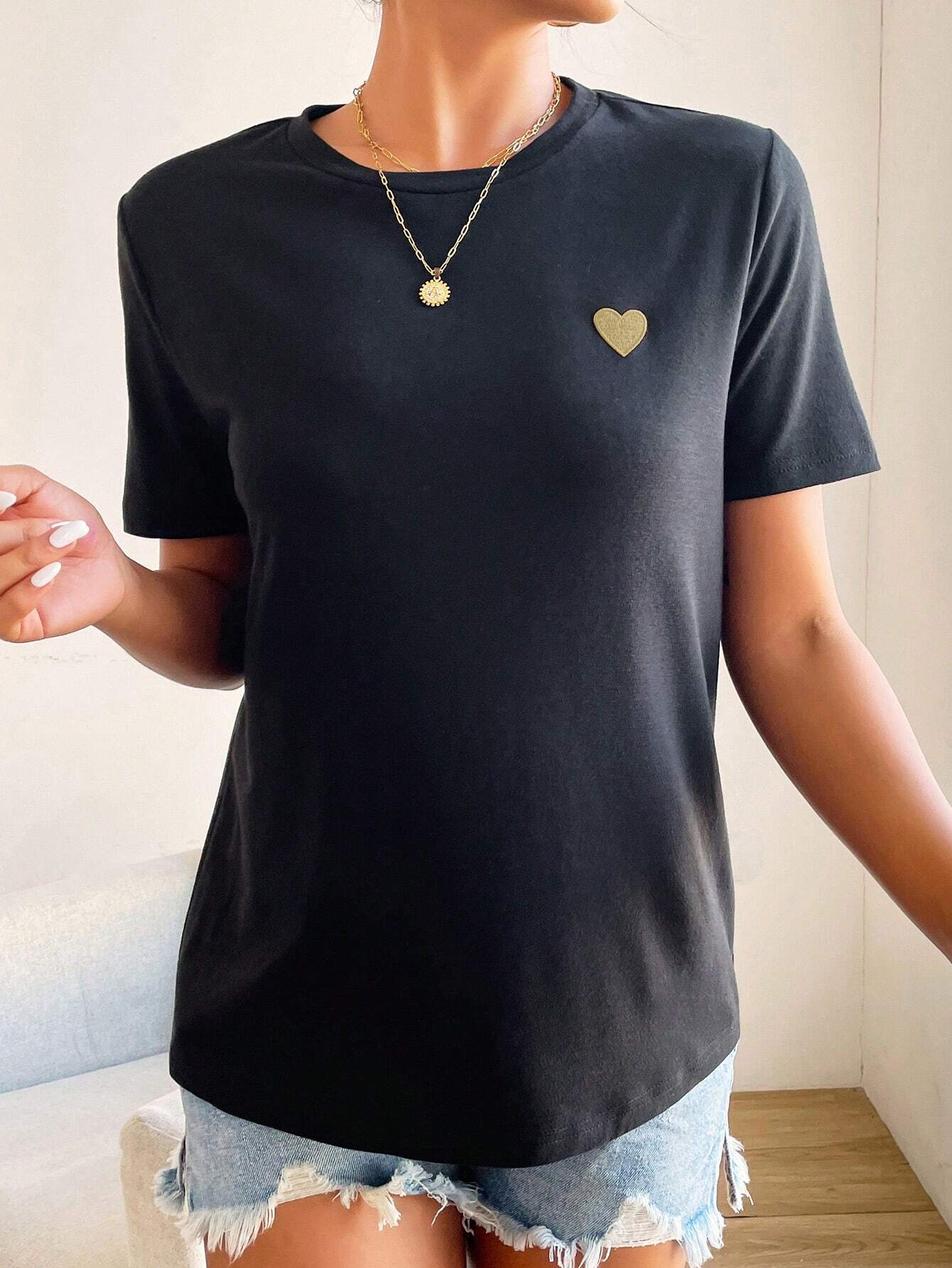 T-Shirt Femme Minimaliste à Détail Cœur