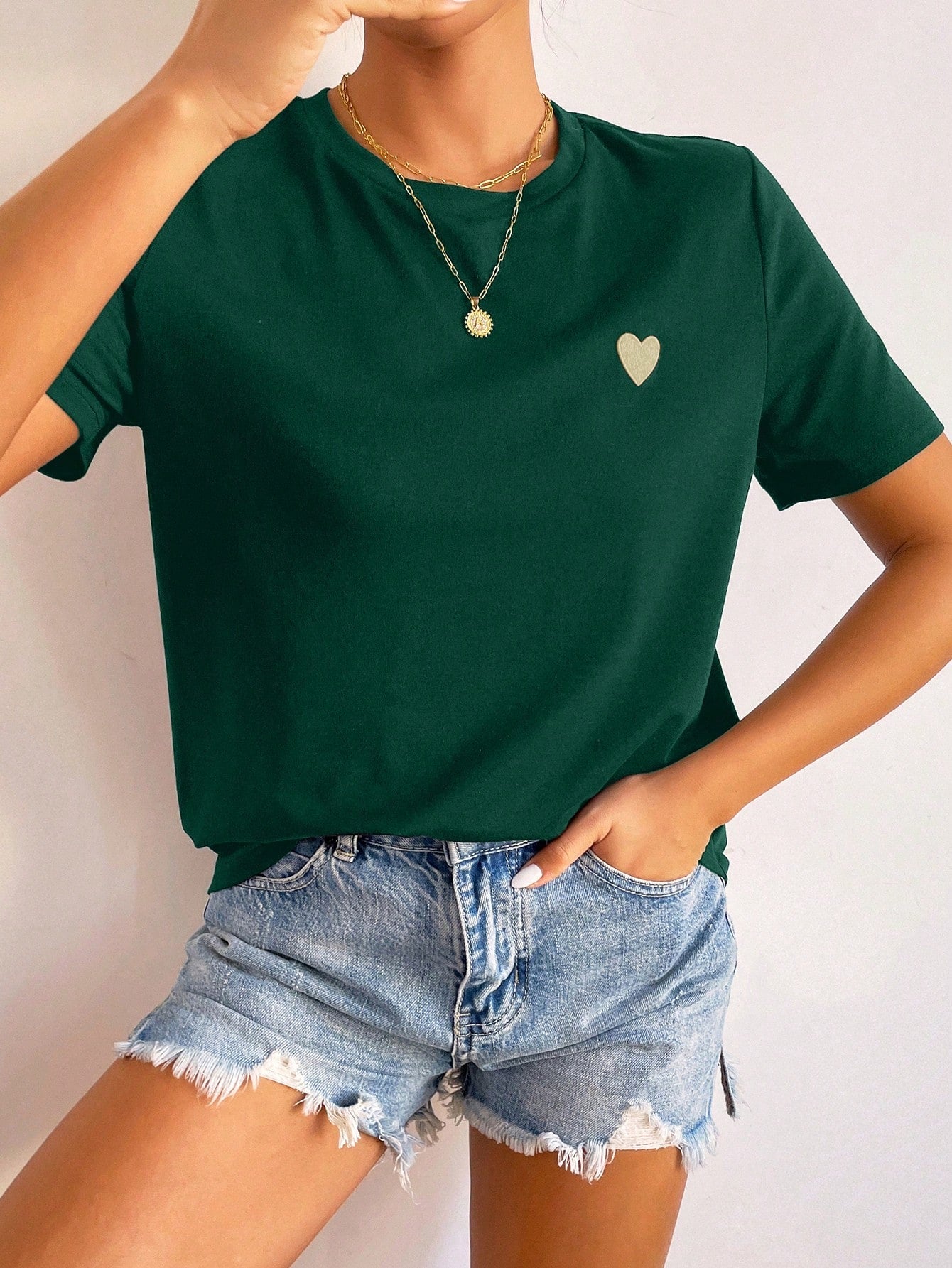 T-Shirt Femme Minimaliste à Détail Cœur