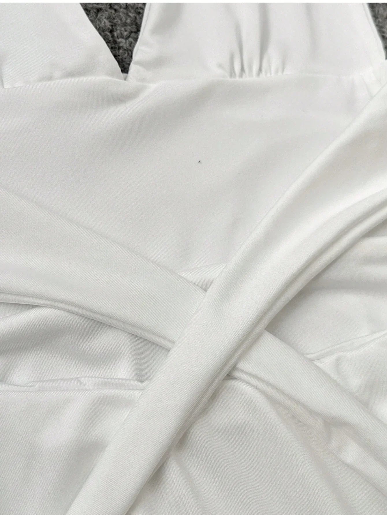Robe Courte Évasée avec Col Haut et Décolleté Profond