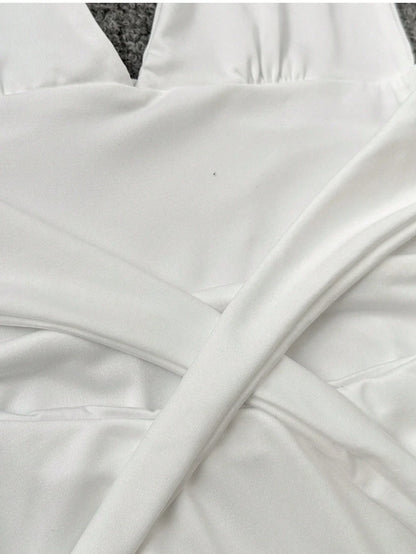 Robe Courte Évasée avec Col Haut et Décolleté Profond