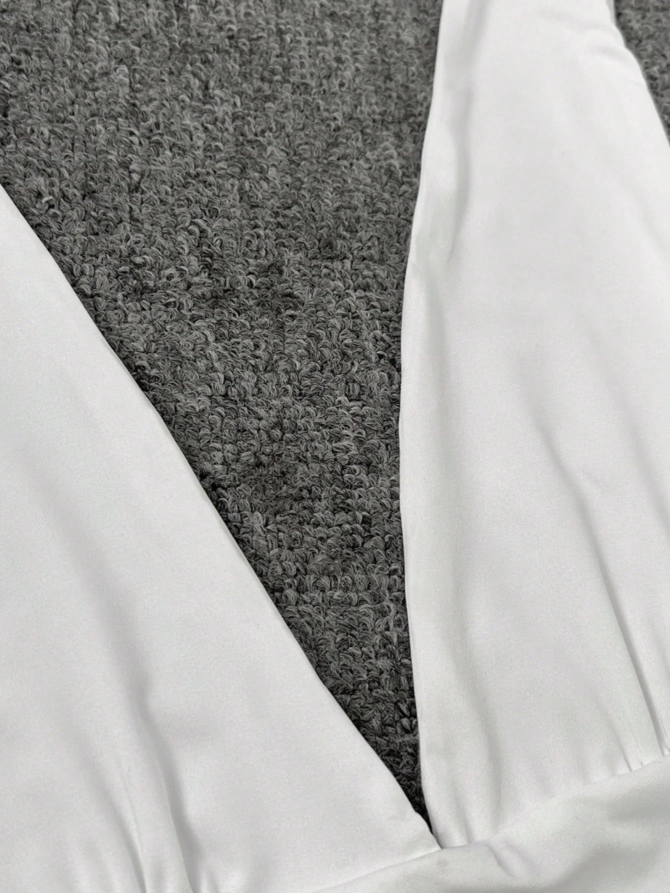 Robe Courte Évasée avec Col Haut et Décolleté Profond