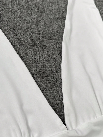 Robe Courte Évasée avec Col Haut et Décolleté Profond