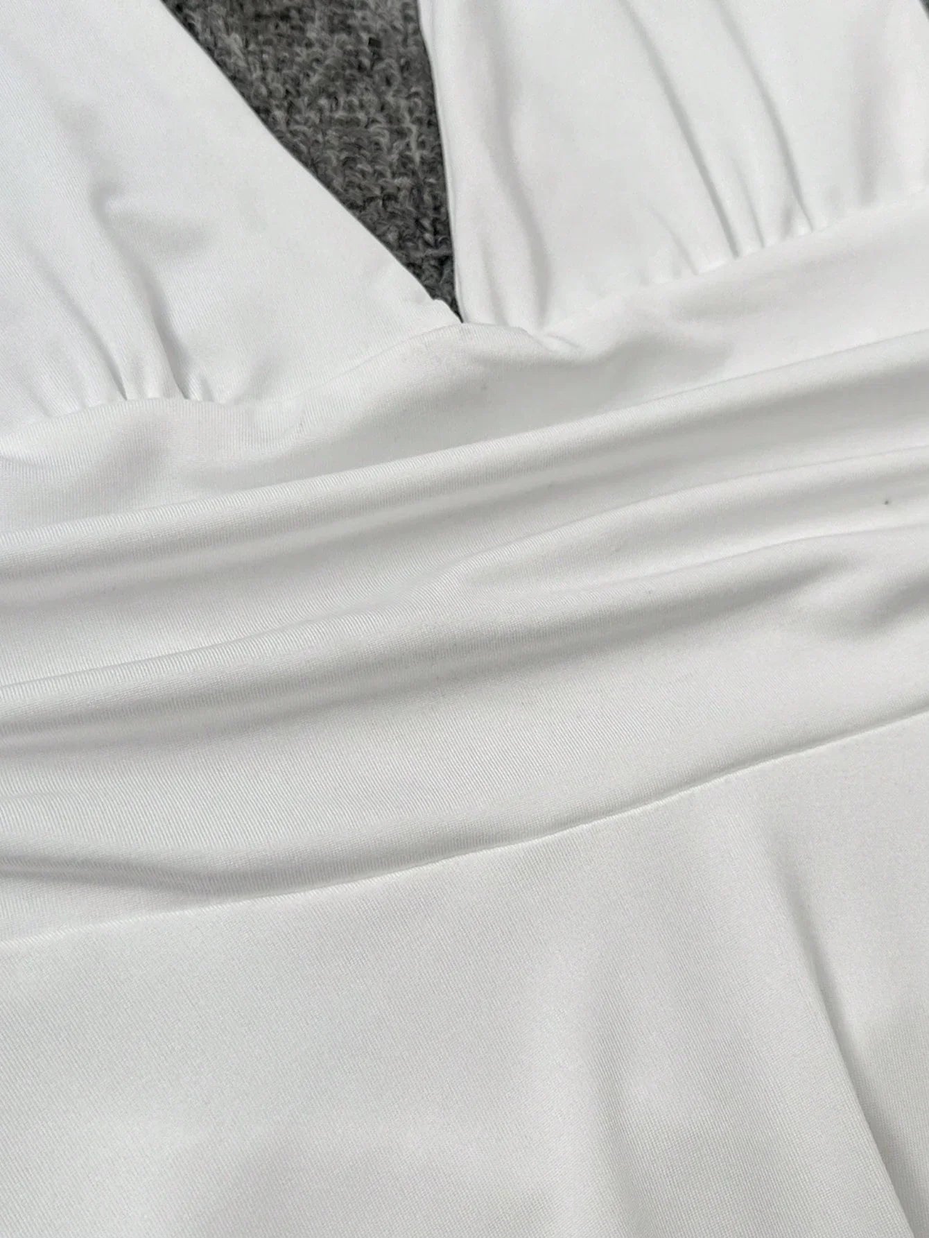 Robe Courte Évasée avec Col Haut et Décolleté Profond