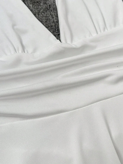 Robe Courte Évasée avec Col Haut et Décolleté Profond