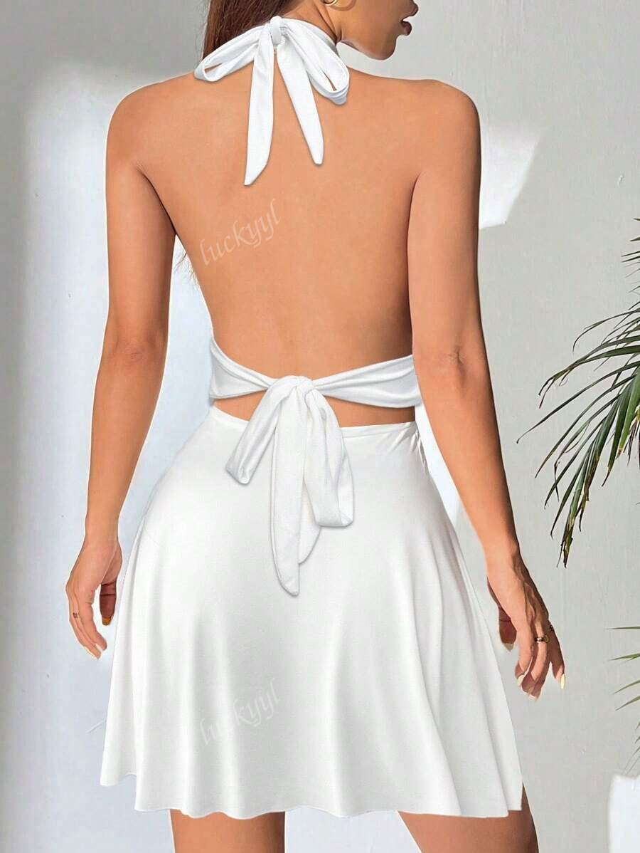 Robe Courte Évasée avec Col Haut et Décolleté Profond