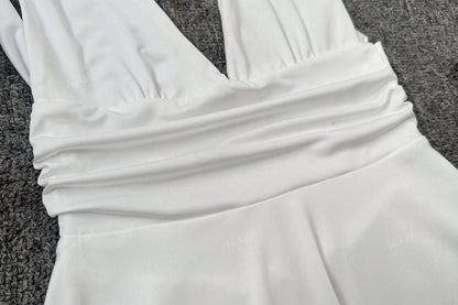 Robe Courte Évasée avec Col Haut et Décolleté Profond